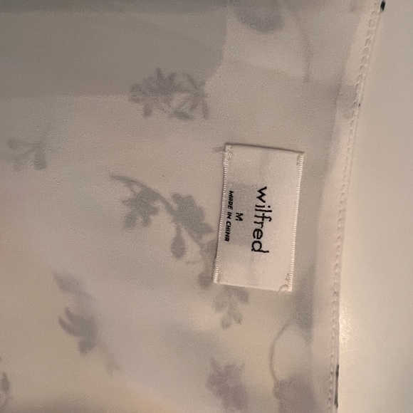 Like new Aritzia Wistful Blouse size M. - Picture 3 of 3